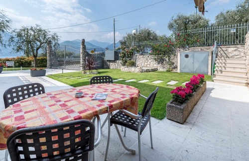 Assenza Apartment | Two-room apartment Due Leoni with lake view, swimming pool, garden and Wi-Fi