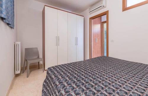 Assenza Apartment | Two-room apartment Due Leoni with lake view, swimming pool, garden and Wi-Fi