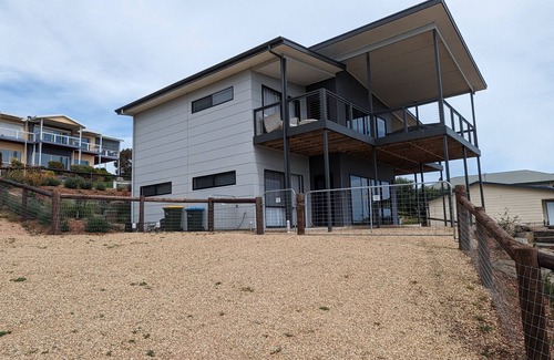 Carrickalinga House | Two storey modern beach house with stunning views