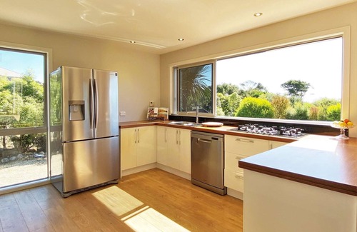Tata Beach House | Two Waters Beach House - 5 minutes walk to Ligar Bay Beach