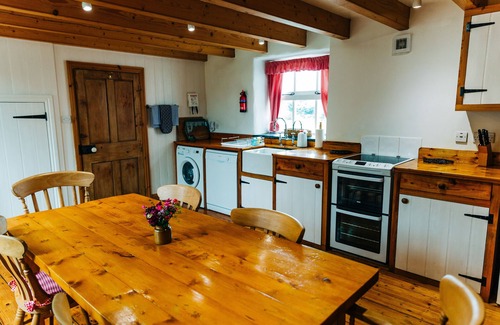 Abereiddy House | Ty Canol, Relaxing Character Cottage - nr. Abereiddy Beach (sleeps 2-5)