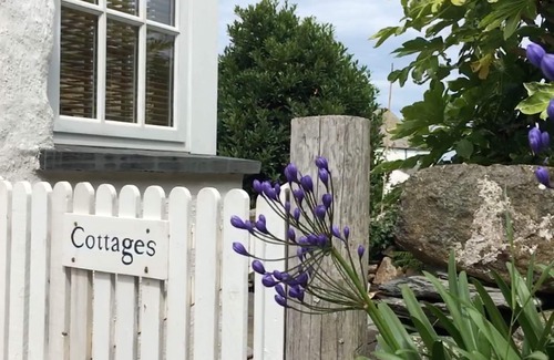 Abereiddy House | Ty Canol, Relaxing Character Cottage - nr. Abereiddy Beach (sleeps 2-5)