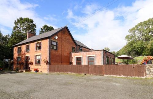 Llanfair Caereinion House | Ty Newydd