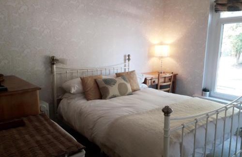 Neath Bed & Breakfast | Tŷ Selah, Rugby Ave, Neath