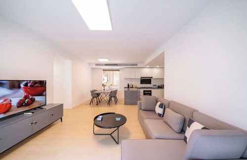 Xujiahui Bed & Breakfast | Tyms Stylish 3BR 2BA Apt Xujiahui Shops