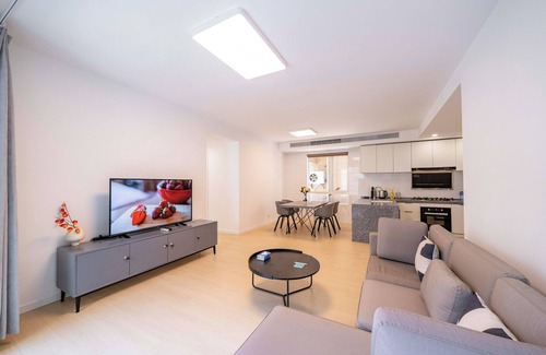 Xujiahui Bed & Breakfast | Tyms Stylish 3BR 2BA Apt Xujiahui Shops