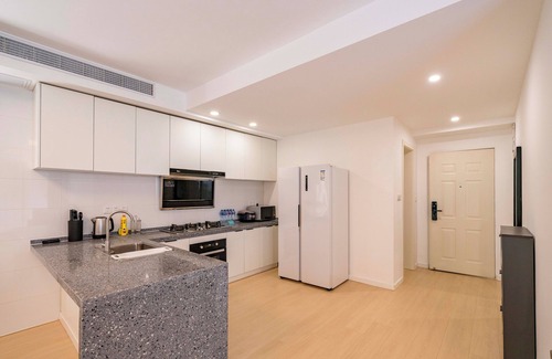 Xujiahui Bed & Breakfast | Tyms Stylish 3BR 2BA Apt Xujiahui Shops