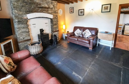 Pennant Melangell Cottage | TYNLLWYN HOLIDAY HOME, pet friendly in Llanrhaeadr-Ym-Mochnant