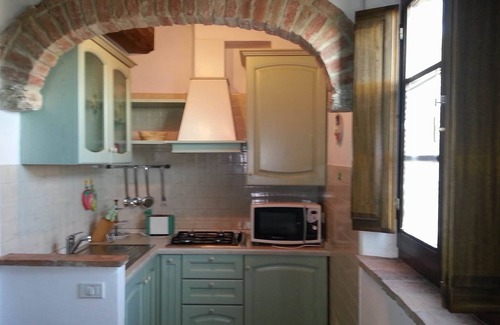 Asciano Apartment | Typical former farmhouse of Tuscany, with tennis court and swimming pool,flat Q8