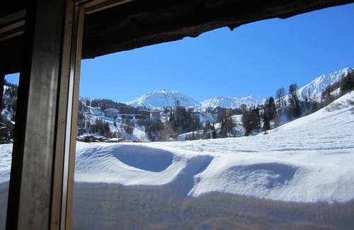 Plagne 1800 Ski Chalet | Typical Savoyard chalet with roof shingles, tufa walls and foist