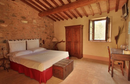 Radicondoli Villa | Typical Tuscan farm with swimming pool and air conditioning surrounded by nature