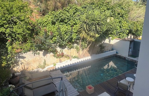 16th Arrondissement House | Typical, very spacious villa with private pool on the seafront