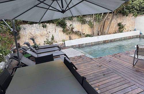 16th Arrondissement House | Typical, very spacious villa with private pool on the seafront