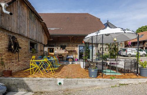 Meikirch House | Uelis-Stöckli-Gästezimmer auf Bauernhof mit Billiard und Alpakatrekking