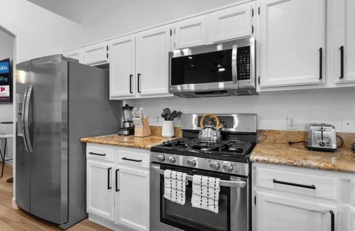 Henderson House | Ultimate 3BR Home: Pool, Pickleball and MORE!