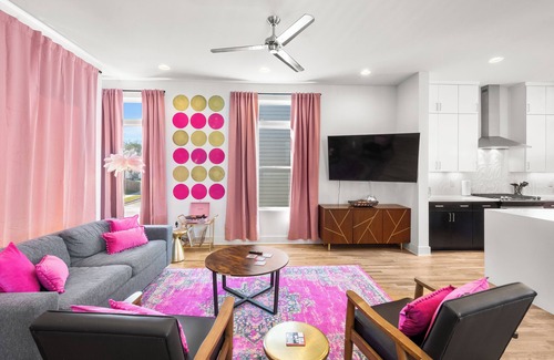 Hadley - Washington House | Ultimate Bach 10min to DT, Insta Walls Every Room