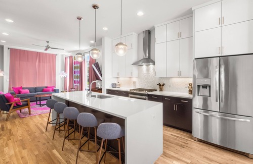 Hadley - Washington House | Ultimate Bach 10min to DT, Insta Walls Every Room