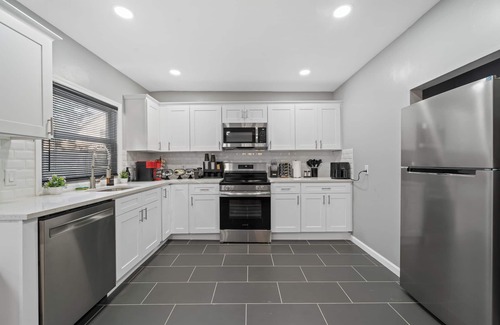 Constable Hook House | Ultimate Bayonne Escape: 6Bed/4Bath, Gameroom, Sleeps 39, few min to train