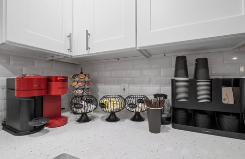 Constable Hook House | Ultimate Bayonne Escape: 6Bed/4Bath, Gameroom, Sleeps 39, few min to train