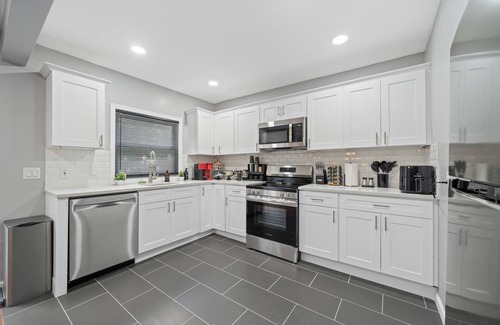 Constable Hook House | Ultimate Bayonne Escape: 6Bed/4Bath, Gameroom, Sleeps 39, few min to train