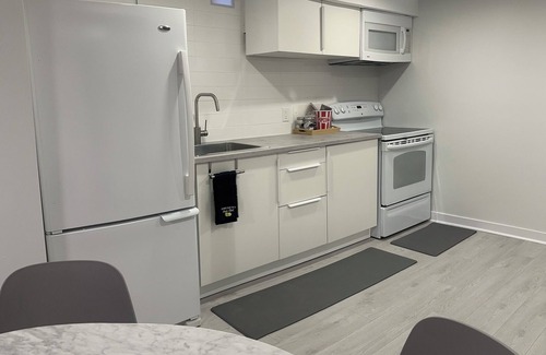 Ottawa Division Apartment | Ultimate Cozy Corner