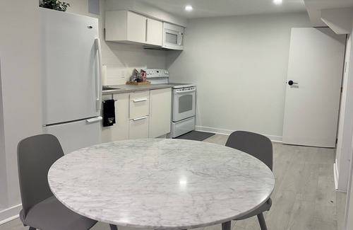 Ottawa Division Apartment | Ultimate Cozy Corner