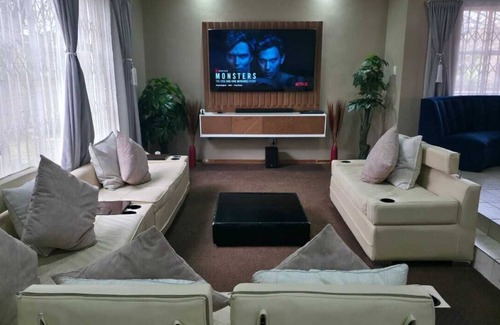 Witfield House | Ultimate Getaway:Entertainer's Dream 4BR House with Bar,Game R,&Dual Living Area
