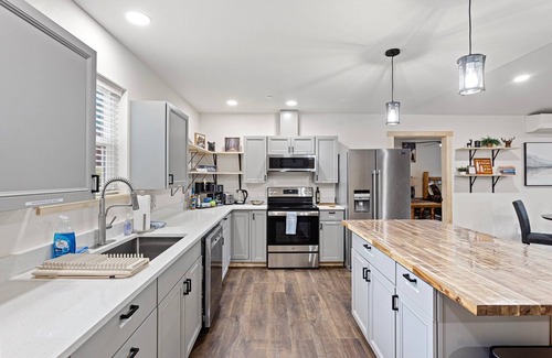 Ashford Cabin | Ultimate Getaway: Movie Theater, Sauna, Hot Tub,WiFi, EV Charging,Pet-Friendly!"