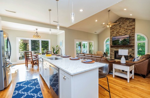 Henrico House | 🔥ULTIMATE Lakefront Getaway | 7,000 SqFt🌅Sunset Views🌅Hot Tub Flat Lot+ 10BR!