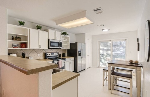 Austin House | Ultimate Location ATX! 3BD2BA~Private Backyard