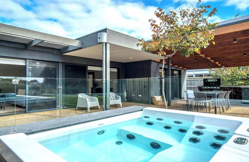 Torquay House | Ultimate Luxury family Home With Spa Pool