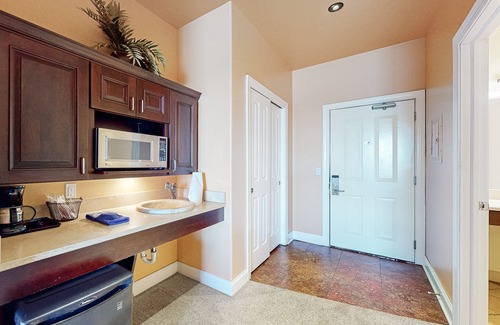 Lake Delton Apartment | Ultimate relaxation awaits at this luxe lakefront Delton Grand studio