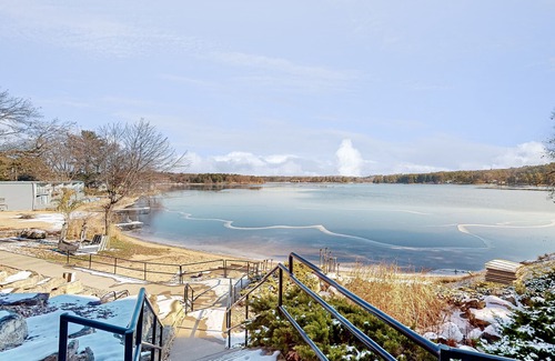 Lake Delton Apartment | Ultimate relaxation awaits at this luxe lakefront Delton Grand studio