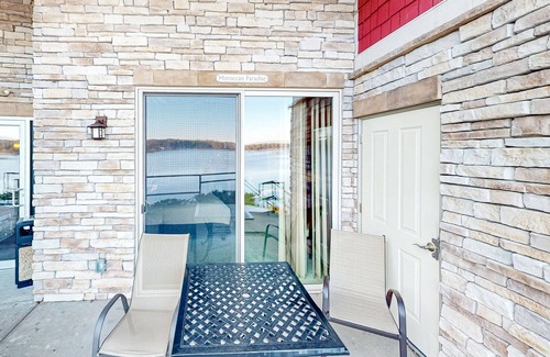 Lake Delton Apartment | Ultimate relaxation awaits at this luxe lakefront Delton Grand studio