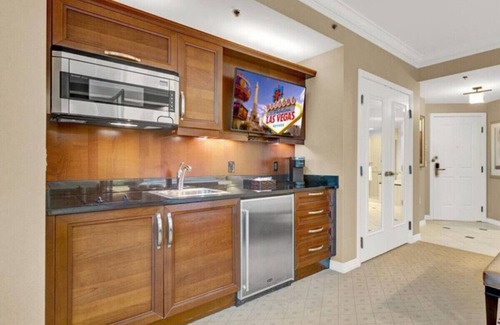 Las Vegas Condo | Ultimate Vegas Trip with Sphere View, Pool and Gym