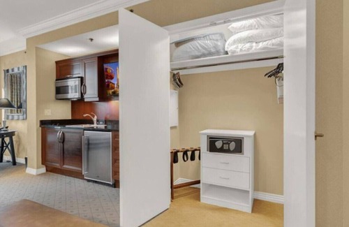 Las Vegas Condo | Ultimate Vegas Trip with Sphere View, Pool and Gym