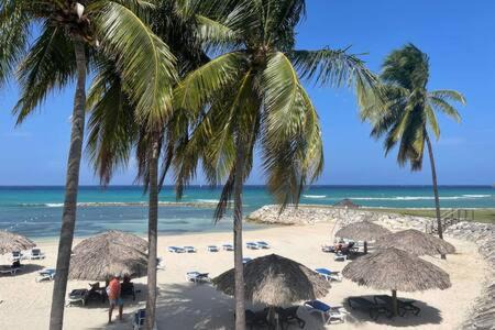 St.Bran's Burg Apartment | Ultra Modern 2BR Penthouse, Sleeps 5, Beach Front, Pool, Roof Patio, Montego Bay
