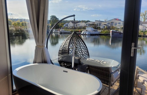L'Isle-Adam Boat Rental | Un moment suspendu pour couple - L'Evila