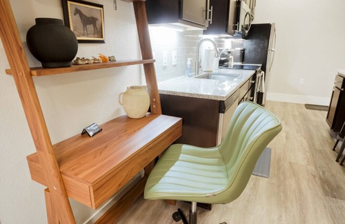 Golden Condo | Unbeatable Location Golden Condo - Walk Everywhere