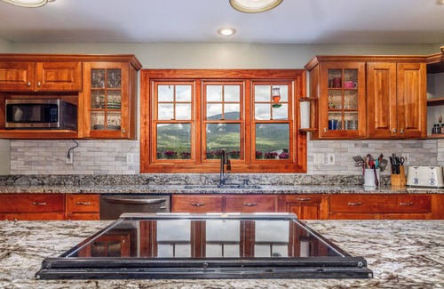 Sunderland House | UNBELIEVABLE MOUNTAIN VIEWS! Convenient to Manchester,skiing,outlets