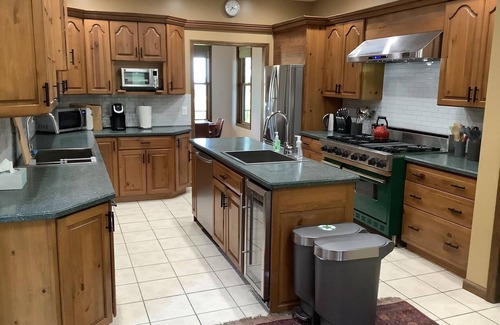 Hollowville House | Unbelievable Skyview New with Catskill views, 3 bedrooms with hot tub, 2 hrs nyc
