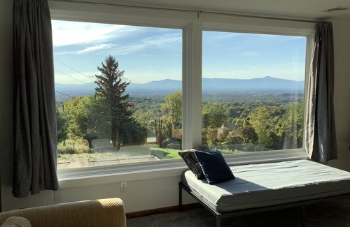Hollowville House | Unbelievable Skyview New with Catskill views, 3 bedrooms with hot tub, 2 hrs nyc