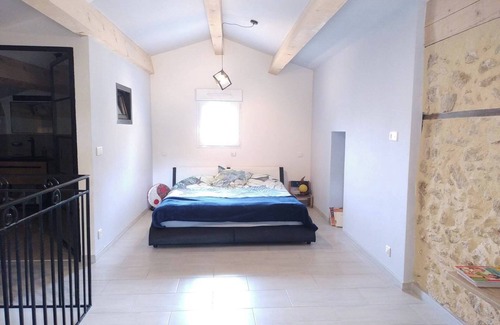 Lambesc Bed & Breakfast | Under a bicentennial oak. Quiet, spacious bedroom/bathroom. Parking G