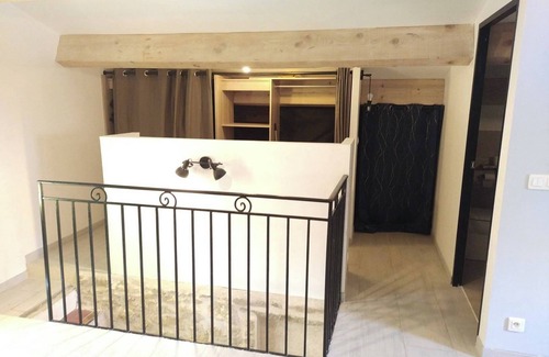 Lambesc Bed & Breakfast | Under a bicentennial oak. Quiet, spacious bedroom/bathroom. Parking G