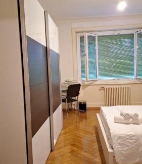 Lausanne House | une chambre à coucher dans un appartement au centre-ville