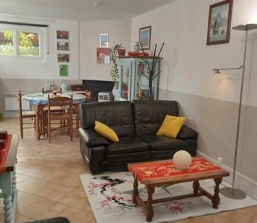 Saint-Medard-de-Guizieres Apartment | une pause quelque part au jardin des érables et des niwakis