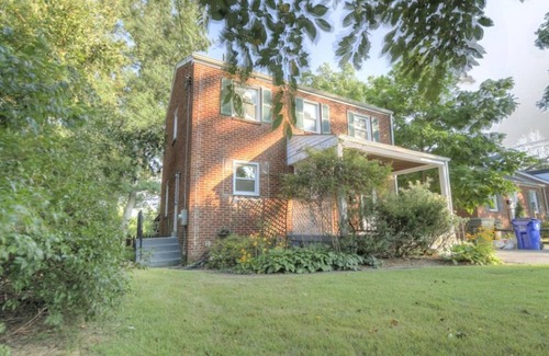 Berwyn House | UNFURNISHED Spacious 5-bedroom house in College Park with AC