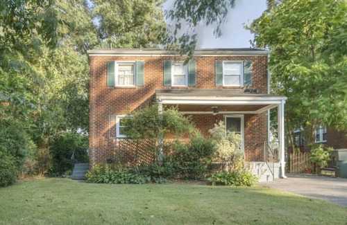 Berwyn House | UNFURNISHED Spacious 5-bedroom house in College Park with AC