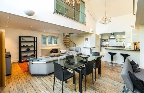 Chiswick House | Unique 2 Bedroom converted Artist's Studio