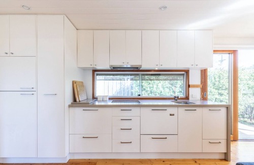 Barwon Heads House | Unique 2 bedroom riverside Boathouse in central Barwon Heads